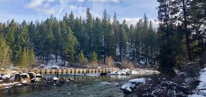 A pedestrian bridge at the Deschutes River in winter.